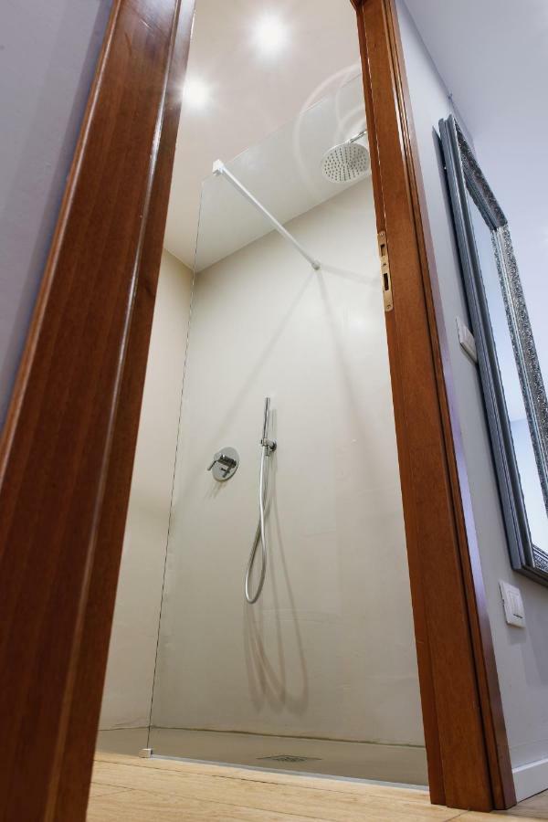Lora Center Room, Parking كومو المظهر الخارجي الصورة