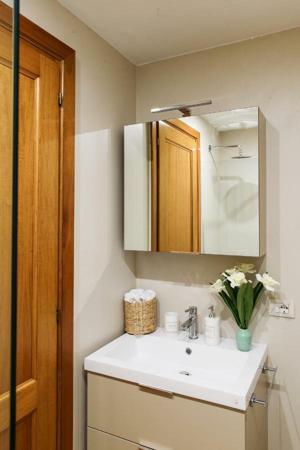 Lora Center Room, Parking كومو المظهر الخارجي الصورة