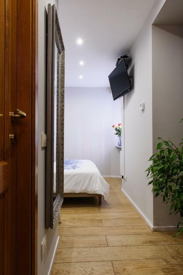 Lora Center Room, Parking كومو المظهر الخارجي الصورة